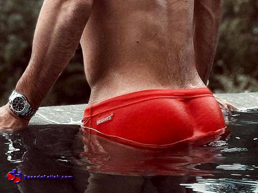 Click for more speedo photos.