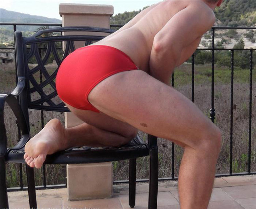 Click for more speedo photos.